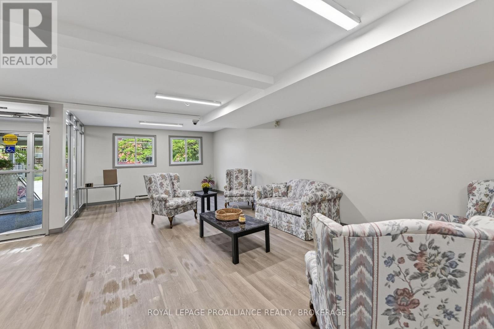 411 - 316 KINGSDALE AVENUE