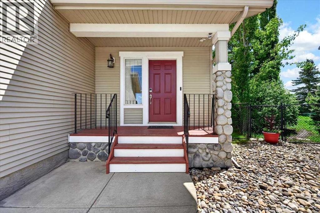18 Cougarstone Bay SW