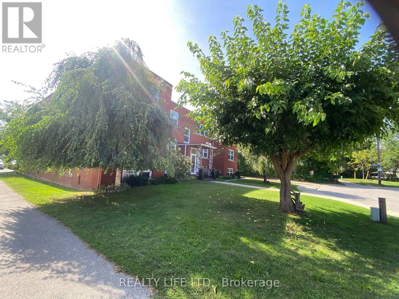 2124 HARRIS CRESCENT