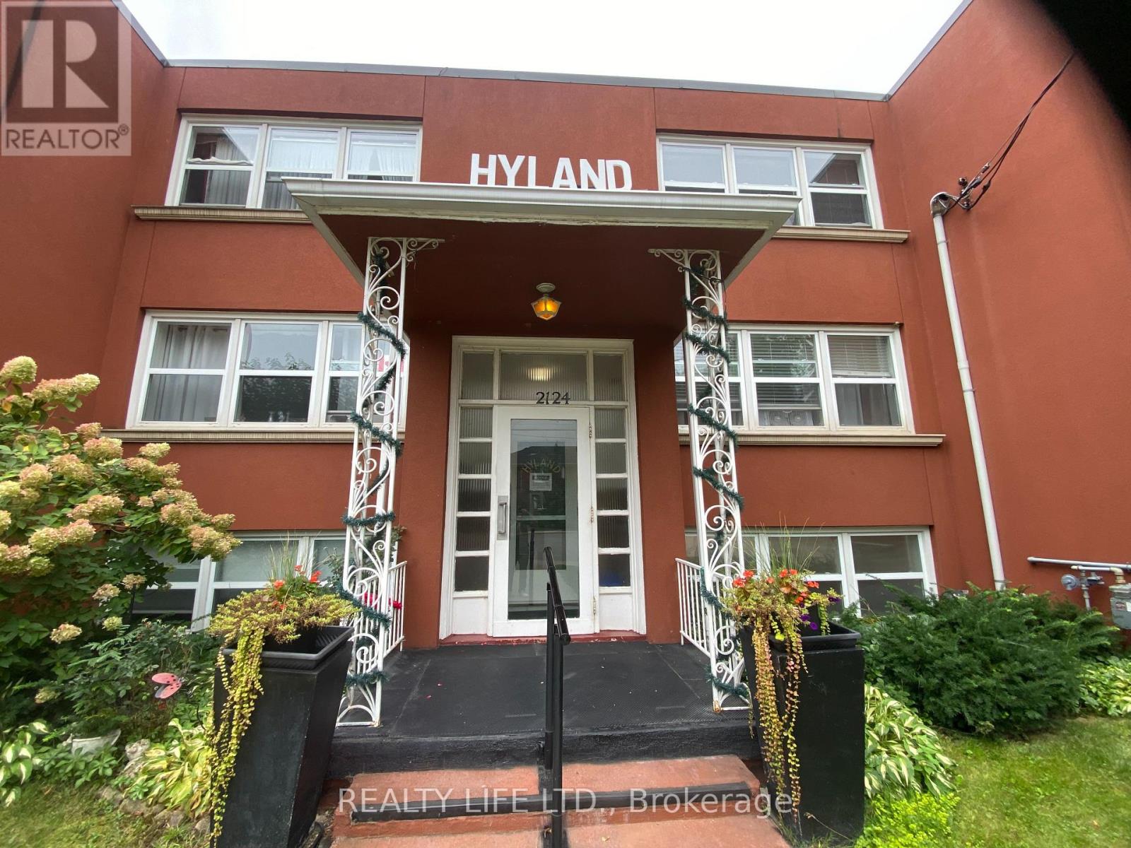 2124 HARRIS CRESCENT