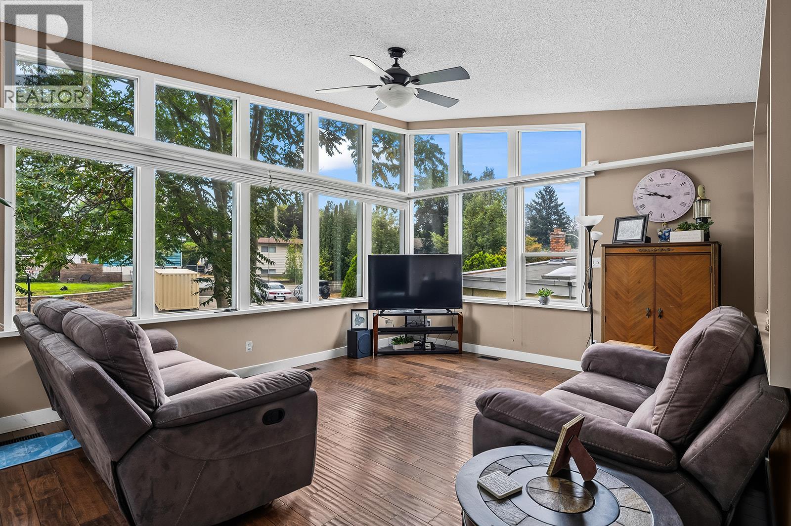 1050 Pinecrest Lane