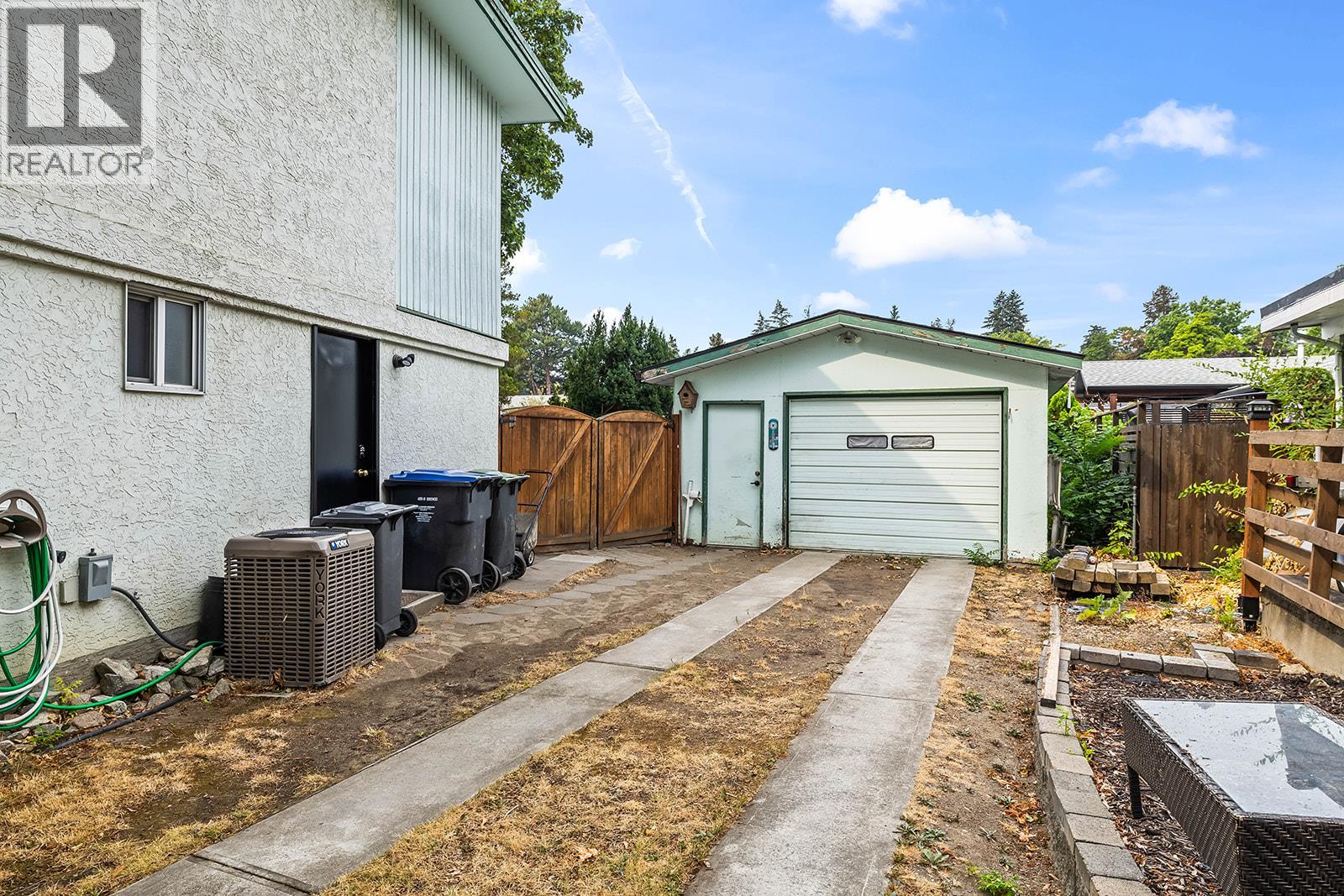 1050 Pinecrest Lane