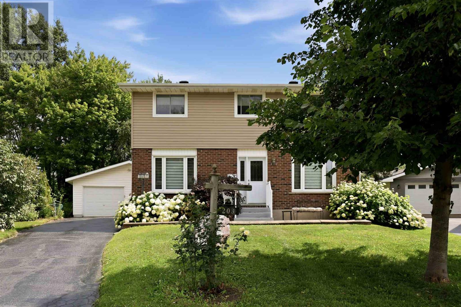 203 Louise AVE - Photo 2