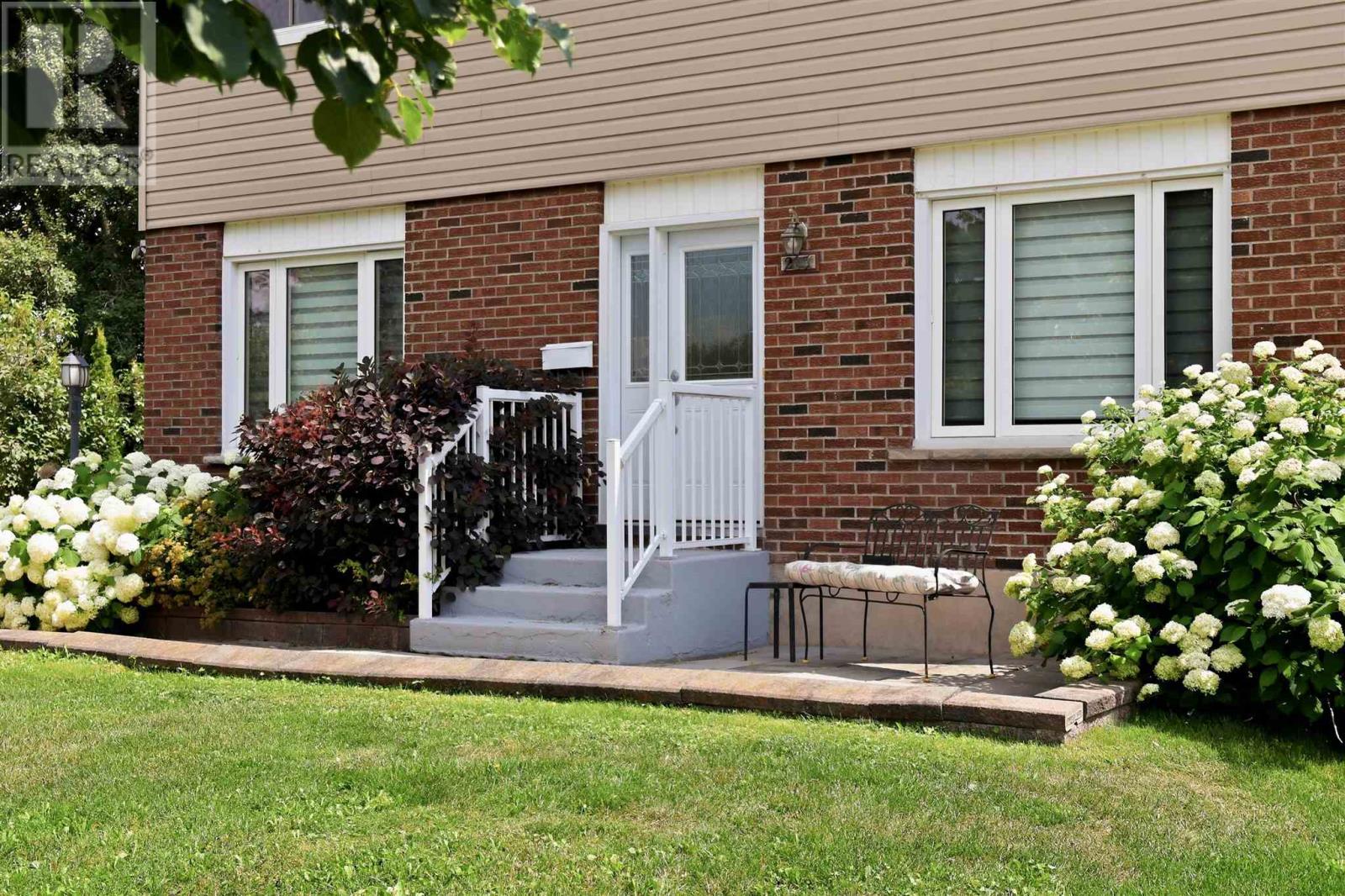 203 Louise AVE - Photo 3