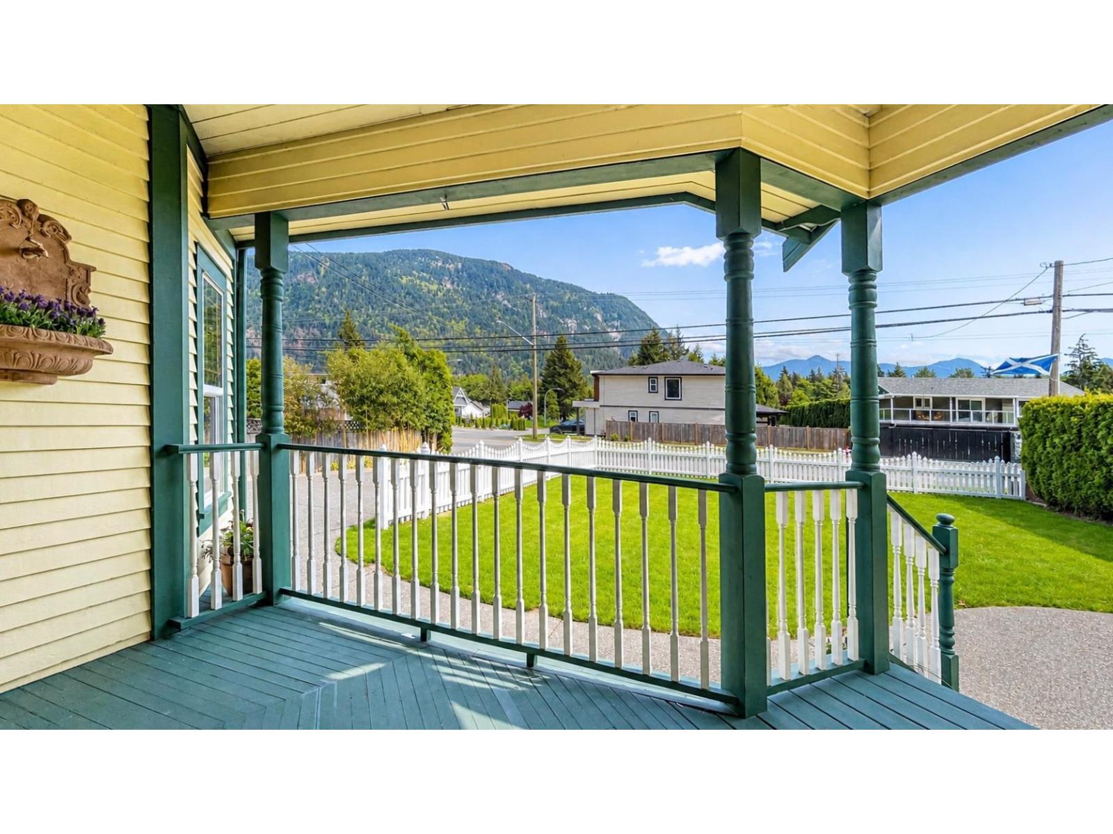 864 HOT SPRINGS ROAD, Harrison Hot Springs