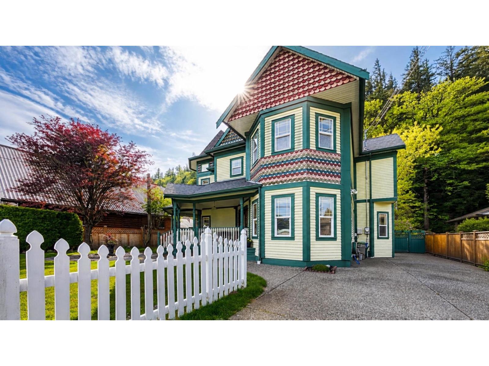 864 HOT SPRINGS ROAD, Harrison Hot Springs