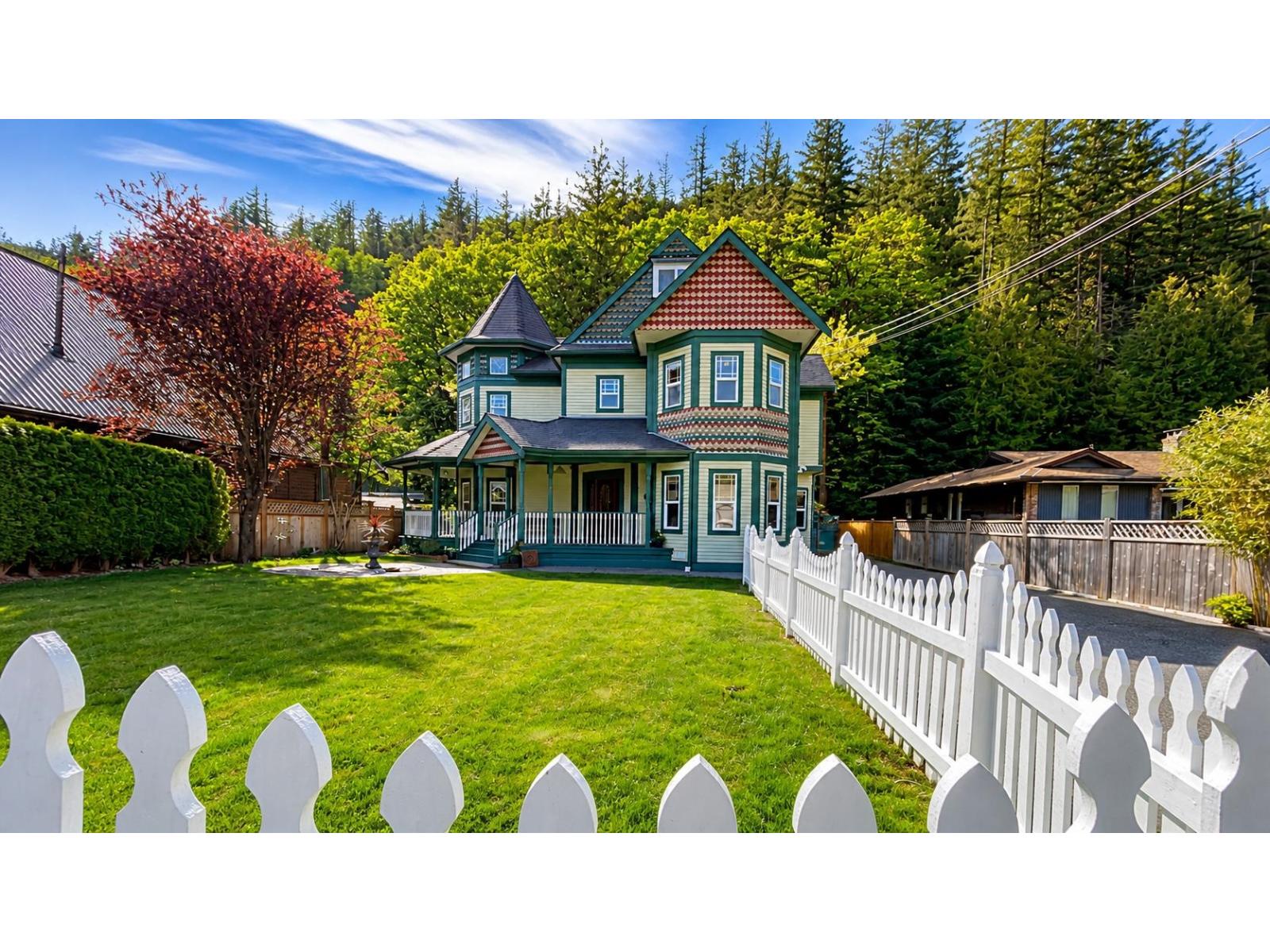 864 HOT SPRINGS ROAD, Harrison Hot Springs