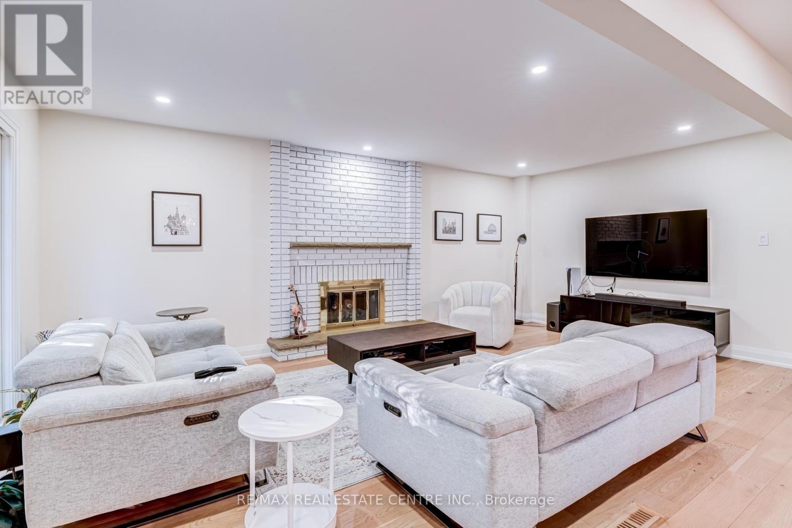 UPPER LEVEL - 167 WHITCHURCH MEWS