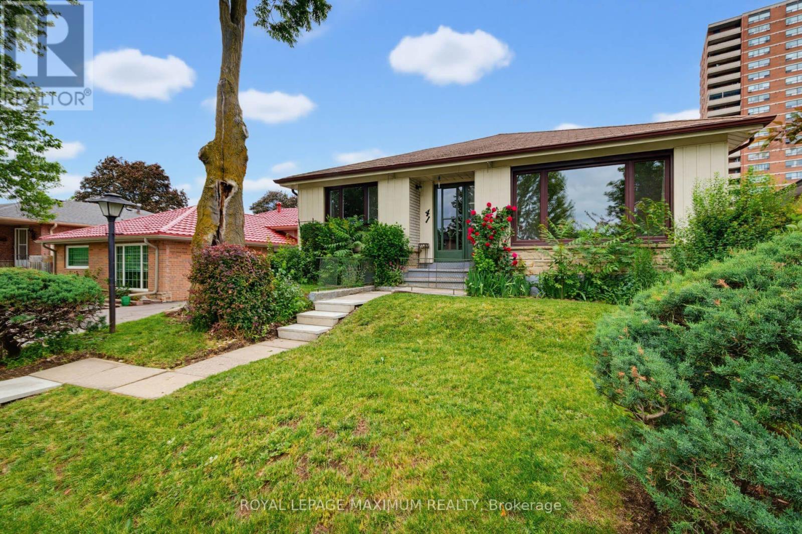 41 STRATHAVON DRIVE