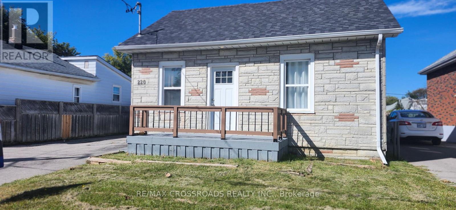 FRONT UNIT-MAIN FLOOR - 220 MCNAUGHTON AVENUE