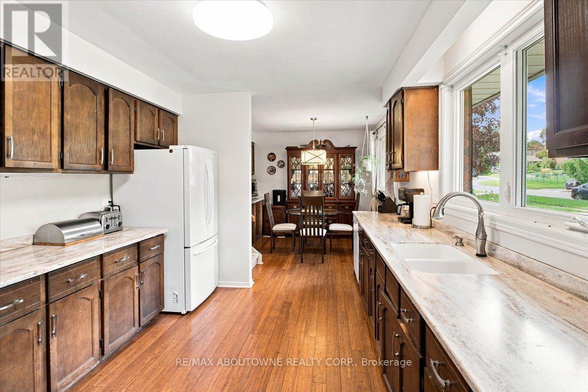 943 MAYFAIR CRESCENT