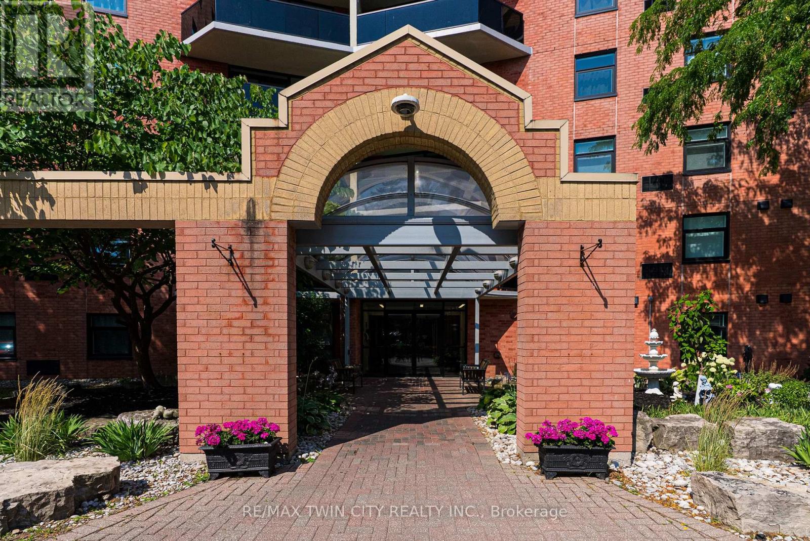 905 - 9 BONHEUR COURT