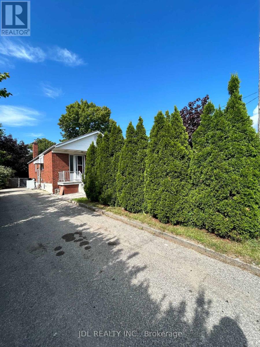 THREE-BEDROOM MAIN FLOOR - 8 HIGHWOOD AVE AVENUE, TORONTO (WEXFORD-MARYVALE), ON M1R 2E4 - Image 3045794796.jpeg?d=l