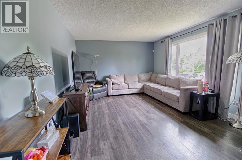 32 Lemoyne Crescent W