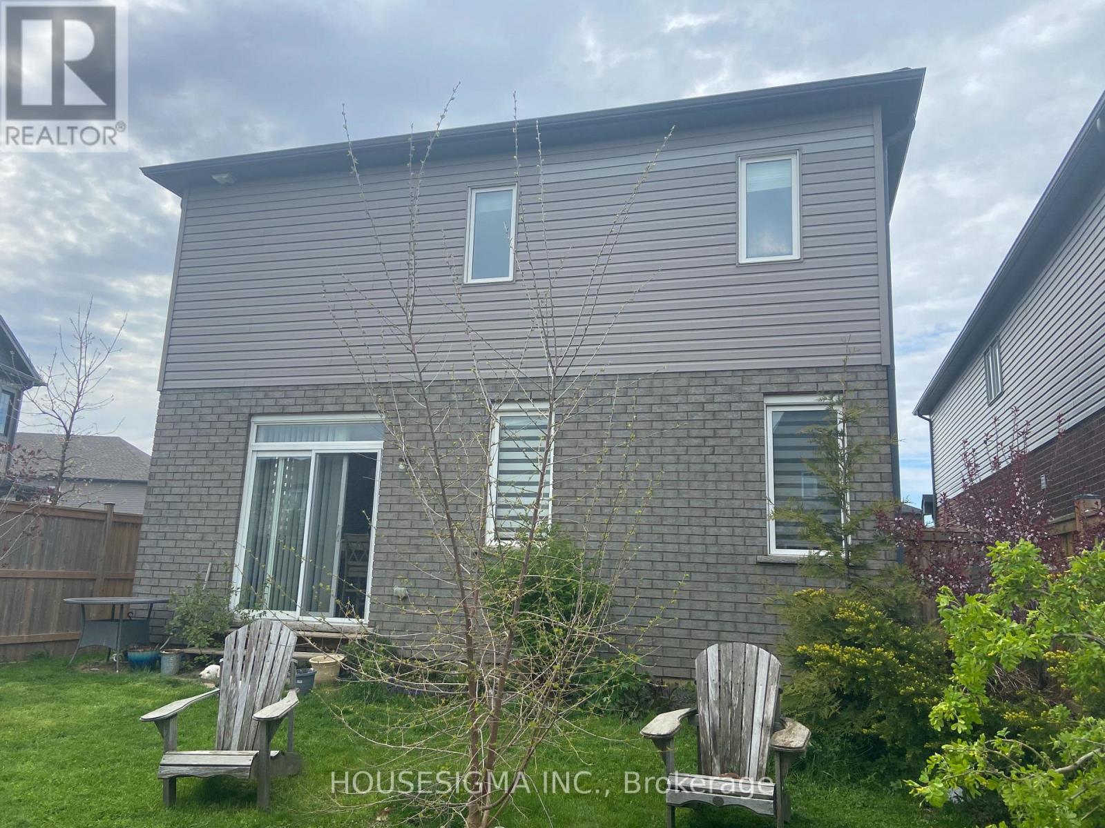 348 FREURE DRIVE W