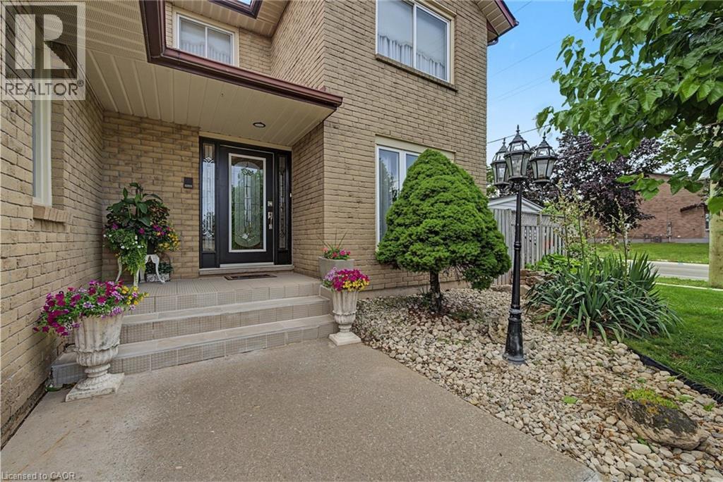 2 CRESTHAVEN Drive