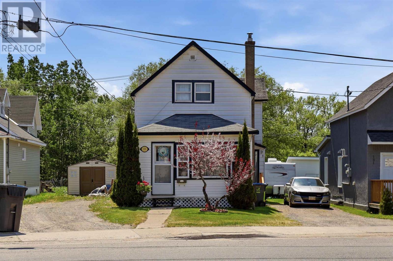 133 Grosvenor AVE - Photo 2