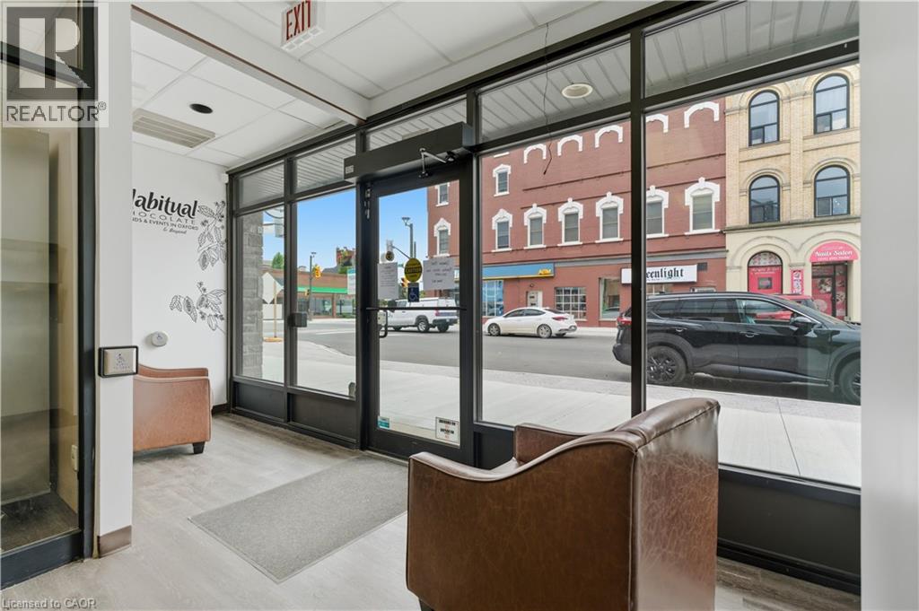 389 DUNDAS Street