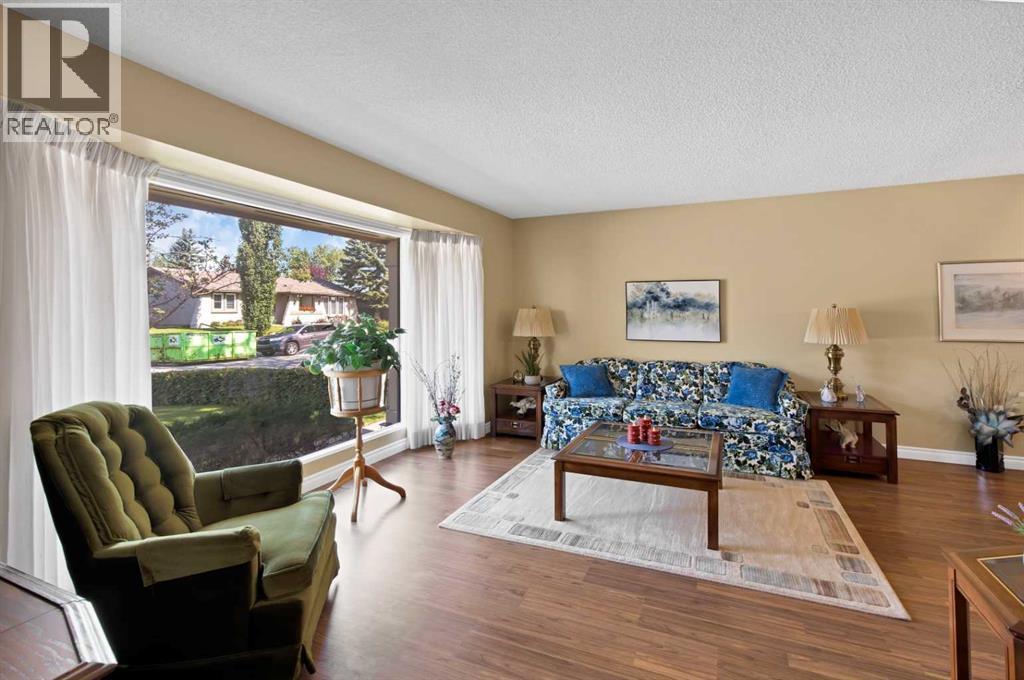 256 Parkwood Close SE