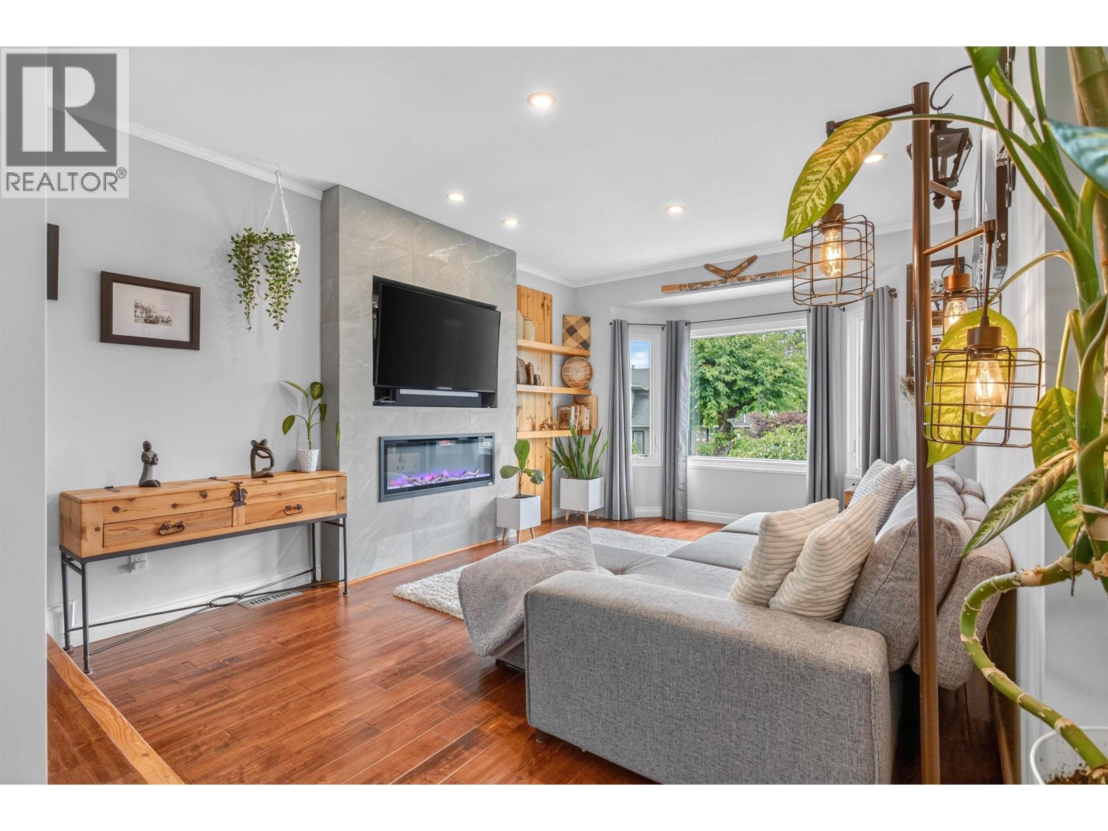 1167 CASTLE CRESCENT