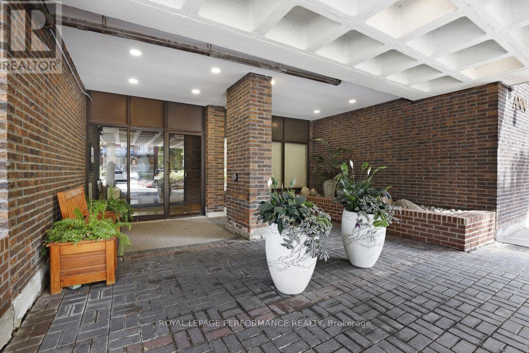 1801 - 71 SOMERSET STREET W