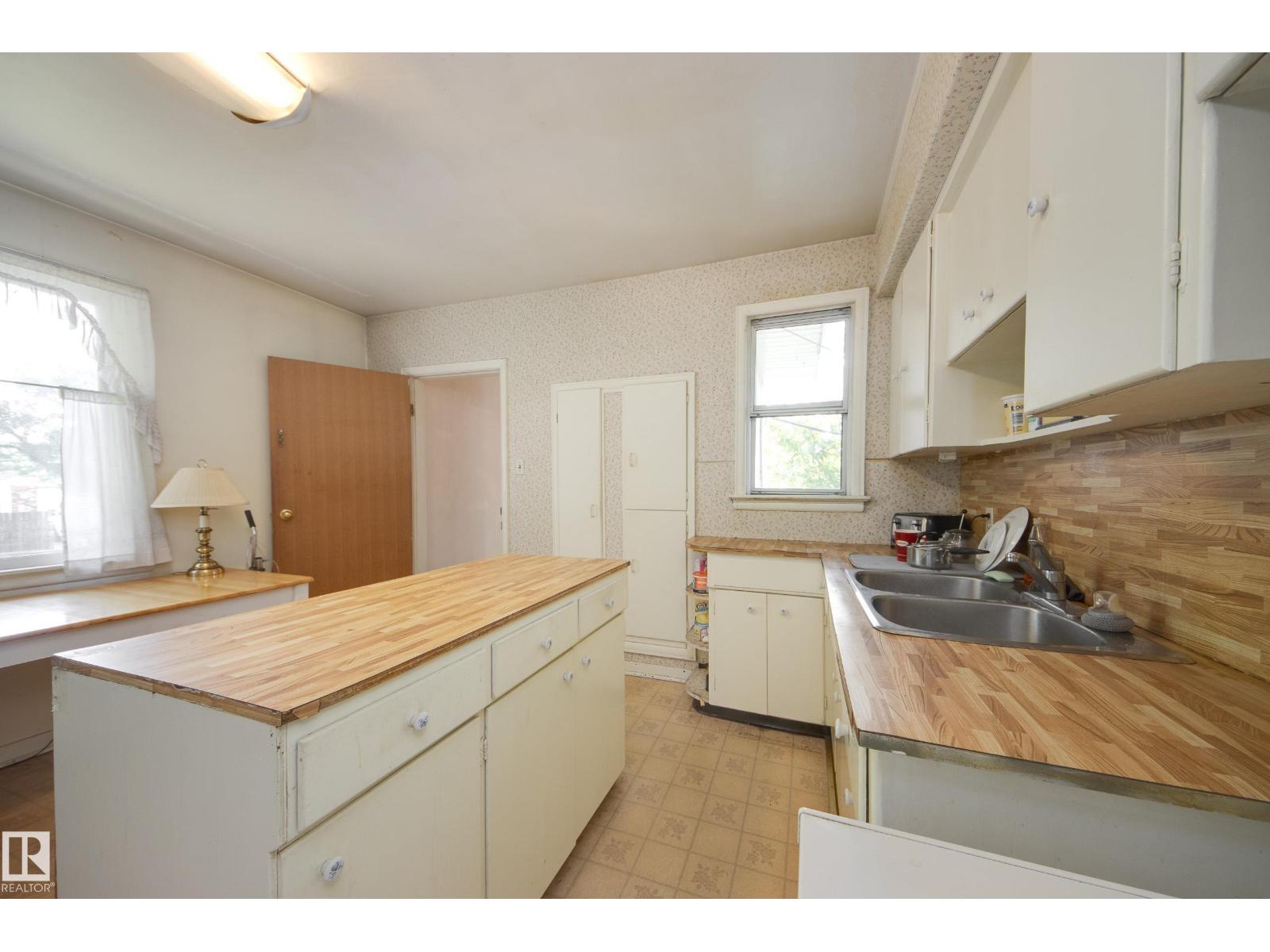 12202 127 ST NW