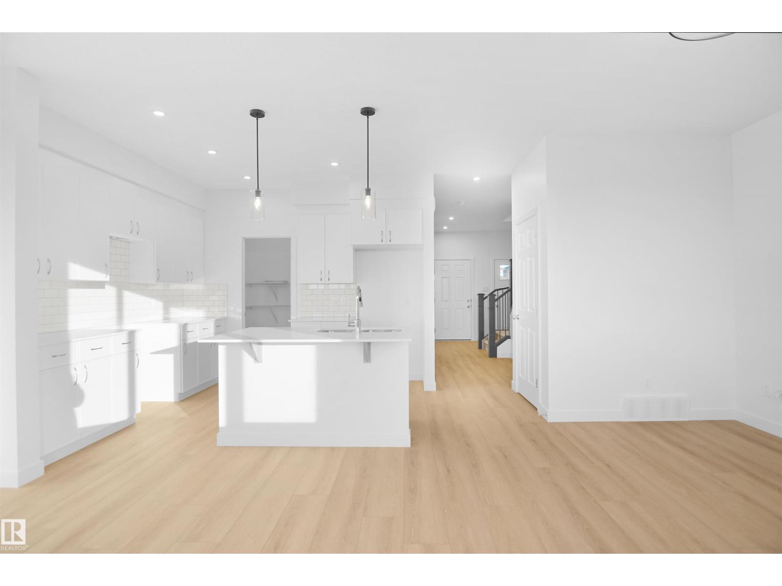 1932 210 ST NW