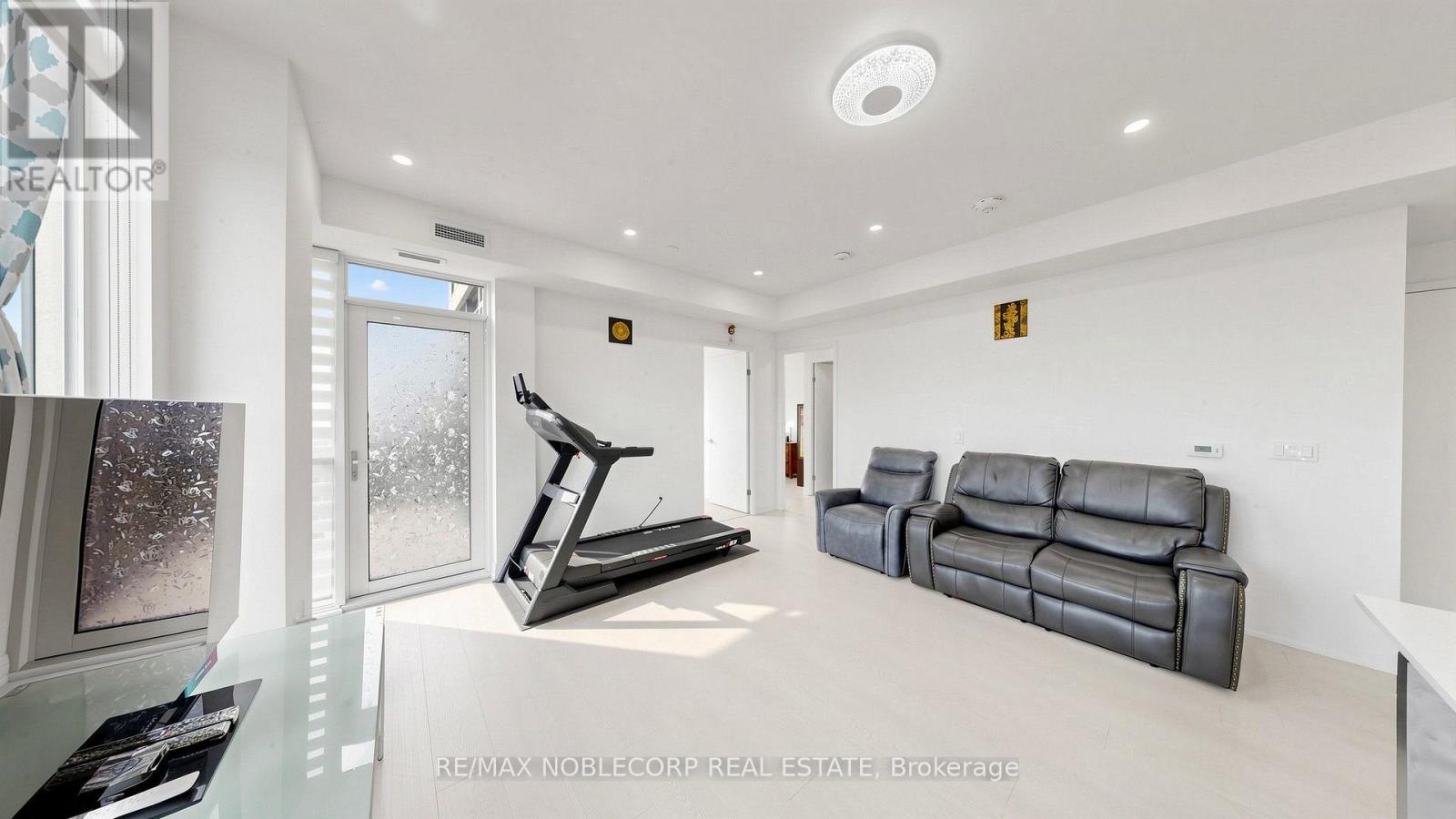 1005 - 10 GIBBS ROAD
