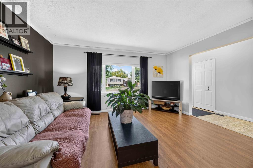 492 PARKDALE CRESCENT