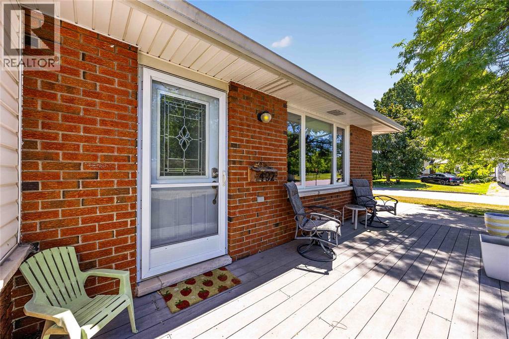 492 PARKDALE CRESCENT