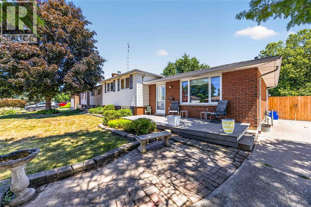 492 PARKDALE CRESCENT
