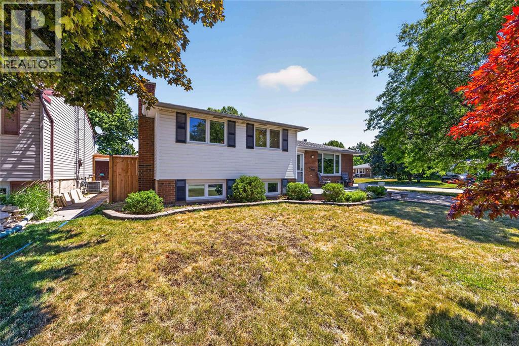 492 PARKDALE CRESCENT