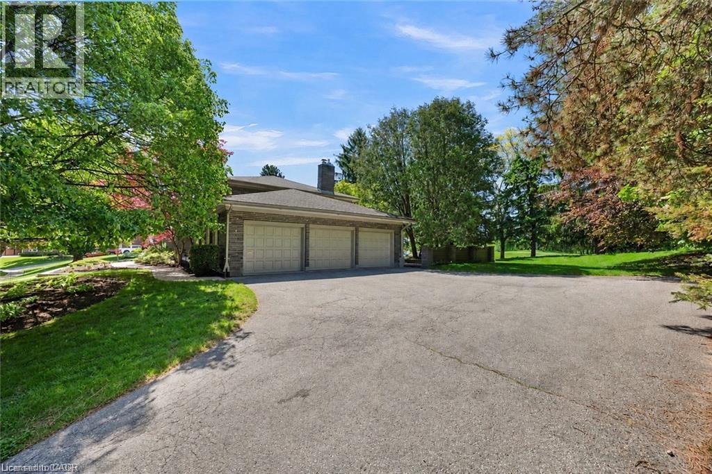61 HUNTLEY Crescent