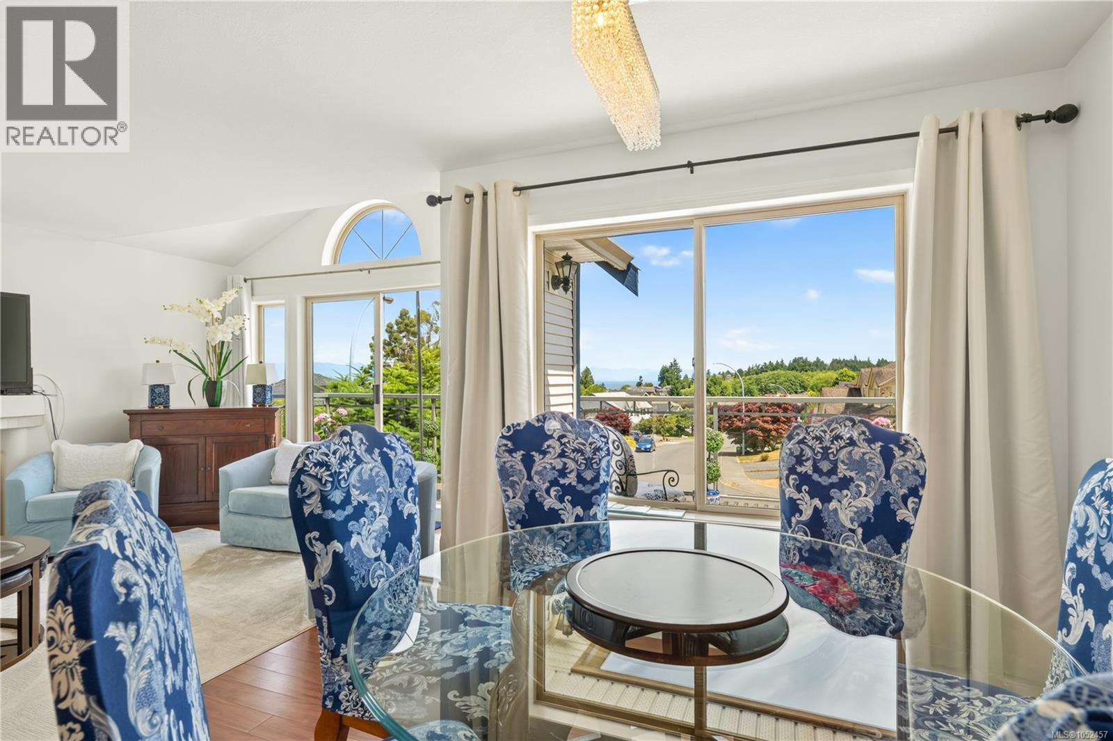 5425 Leslie Cres