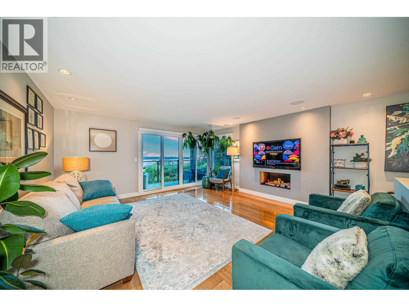 18 2214 FOLKSTONE WAY
