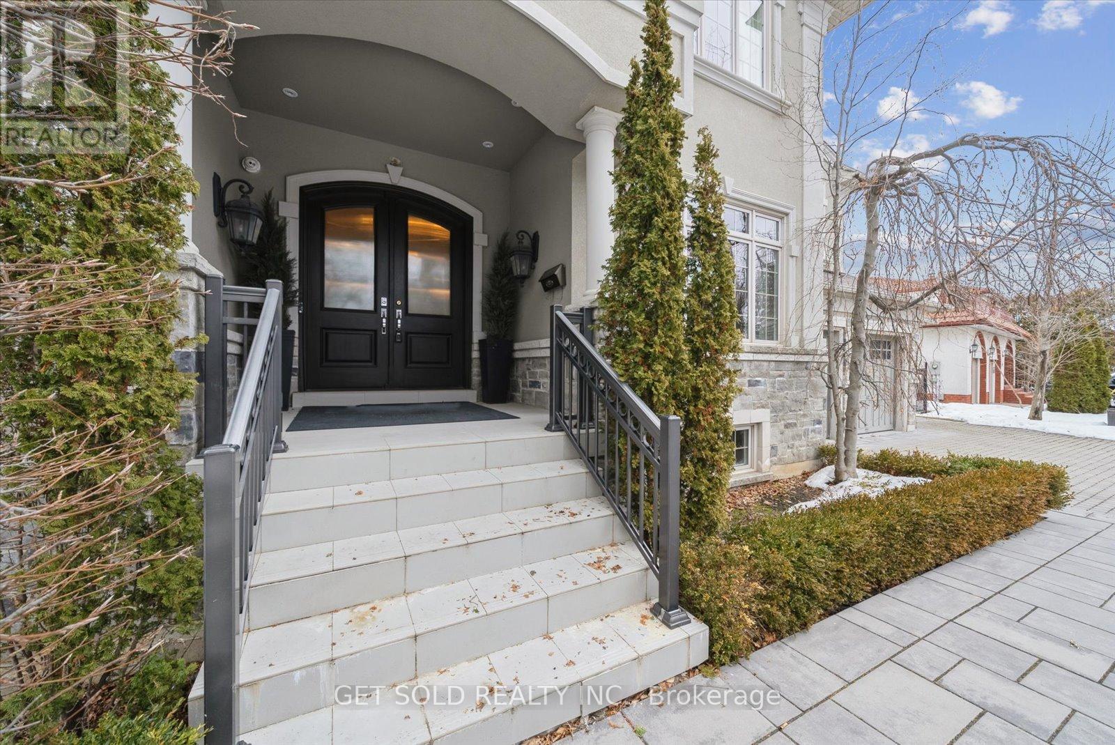 8 THORNHILL AVENUE