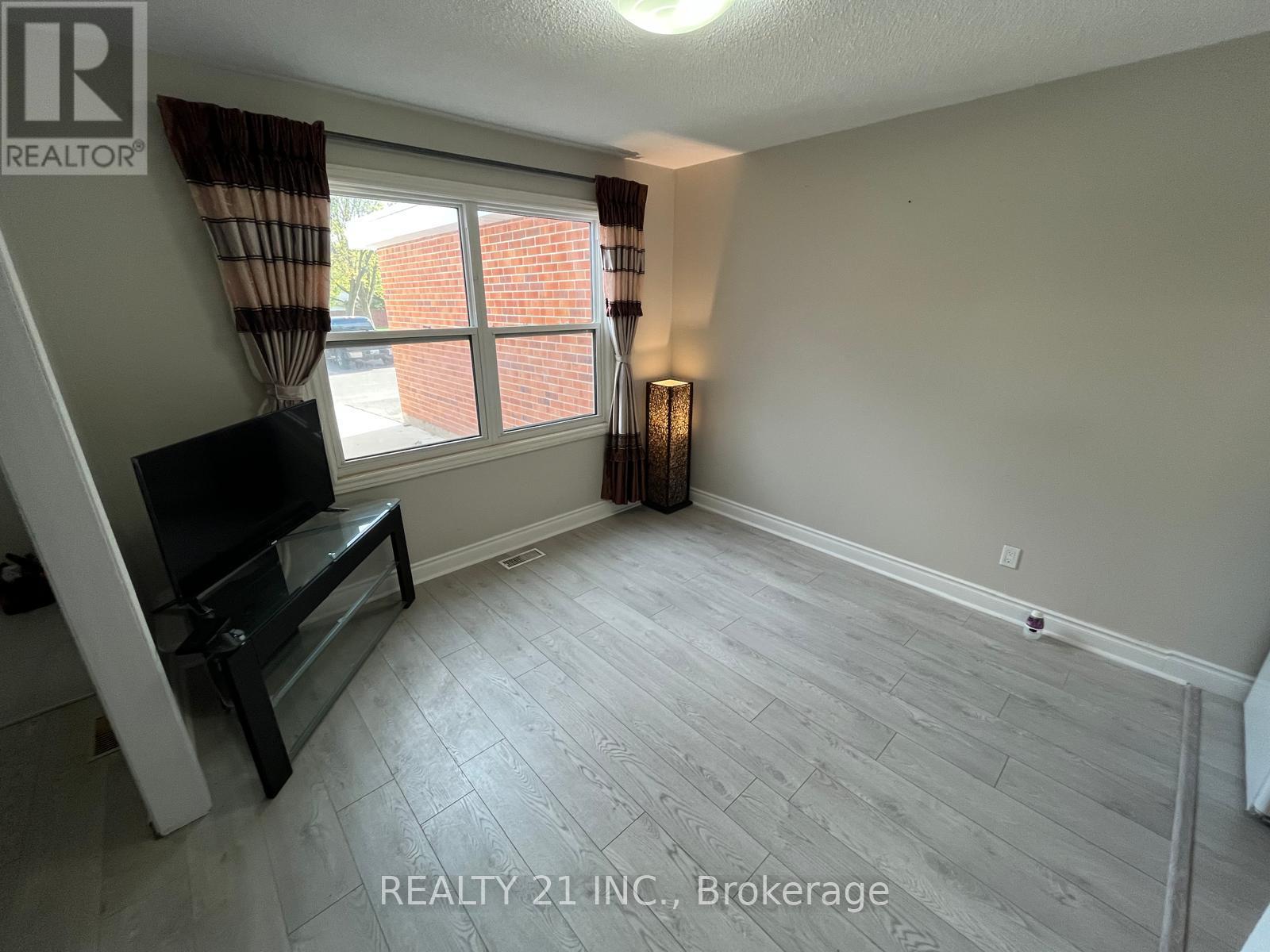 2 - 405 KEATS WAY