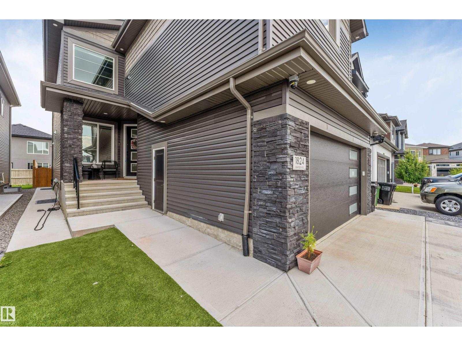 1824 18 AV NW