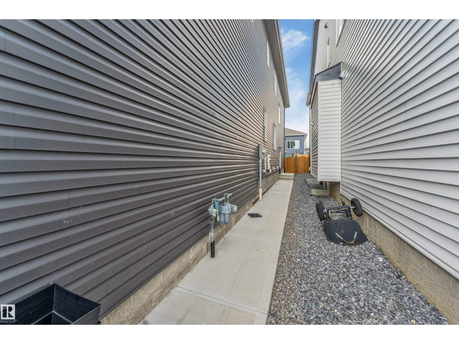 1824 18 AV NW