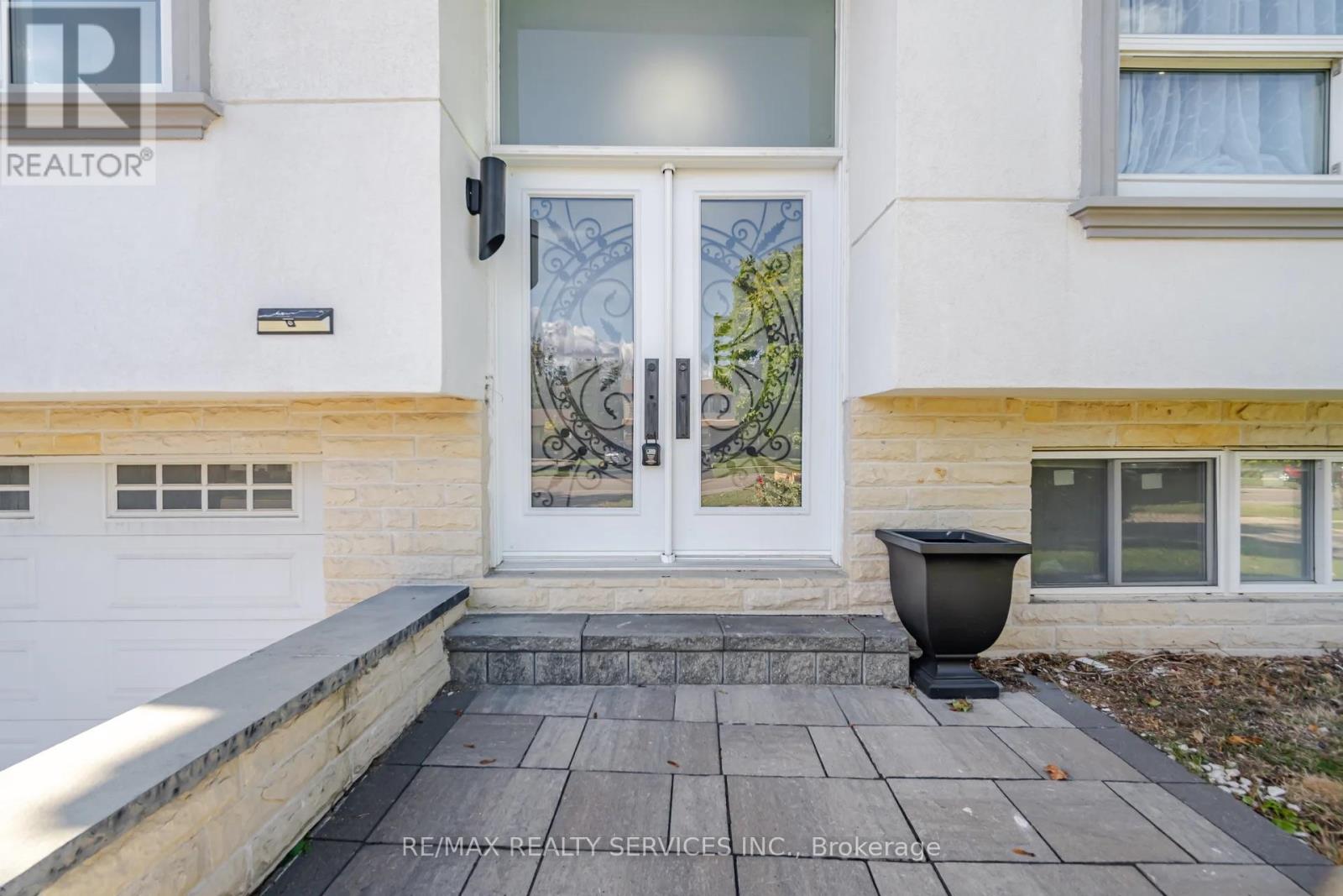 607 WOODWARD AVENUE