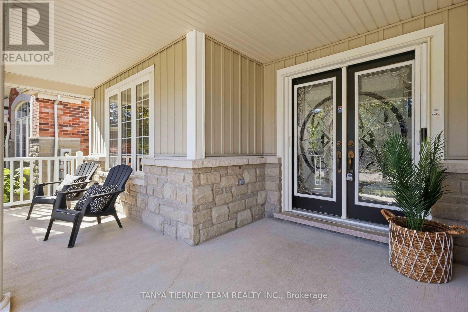 4 BRANTHAVEN COURT