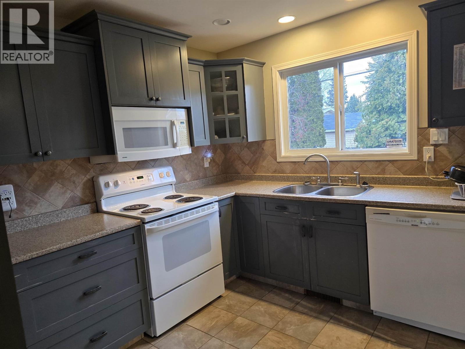 2790 FAIRVIEW CRESCENT