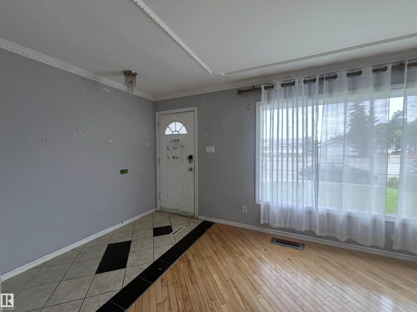 8817 163 ST NW