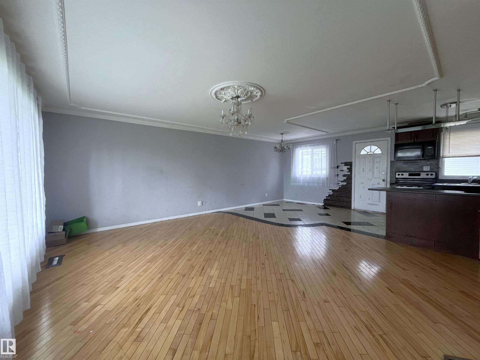 8817 163 ST NW