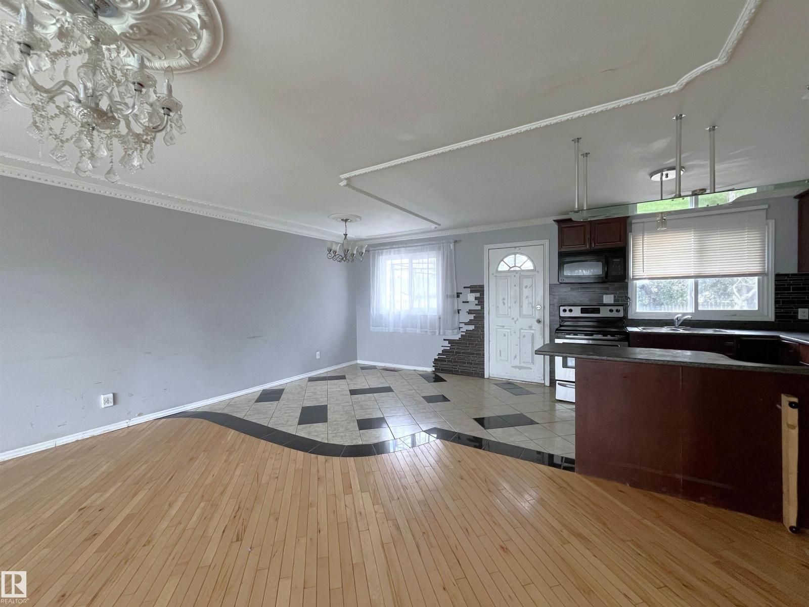 8817 163 ST NW