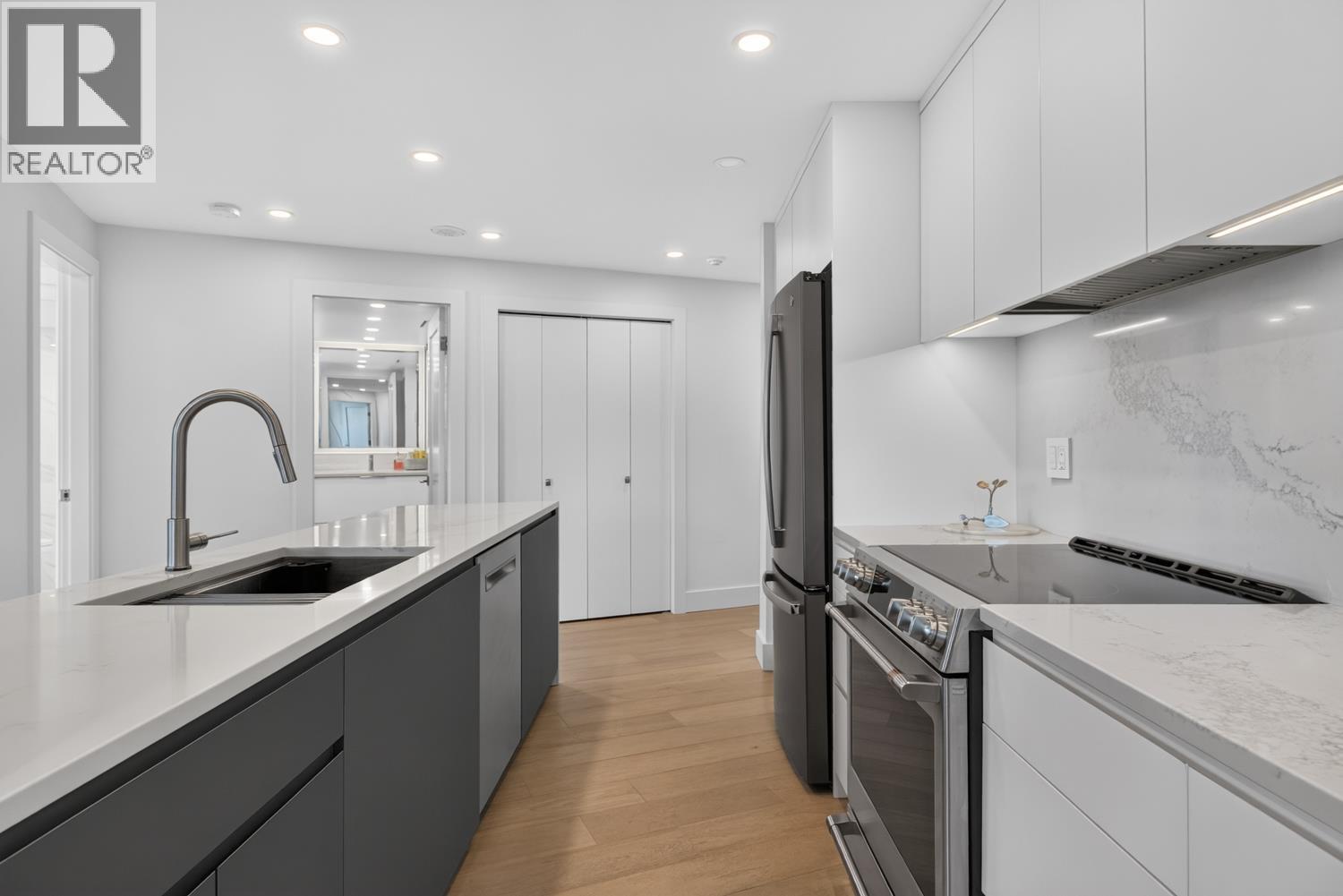 903 995 ROCHE POINT DRIVE
