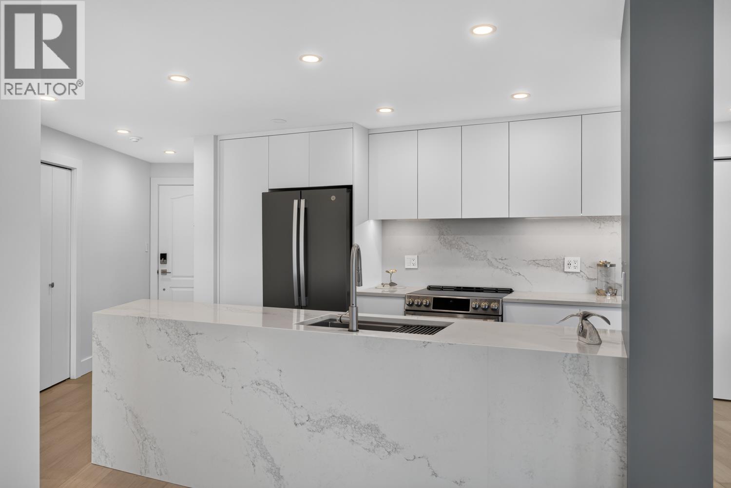 903 995 ROCHE POINT DRIVE