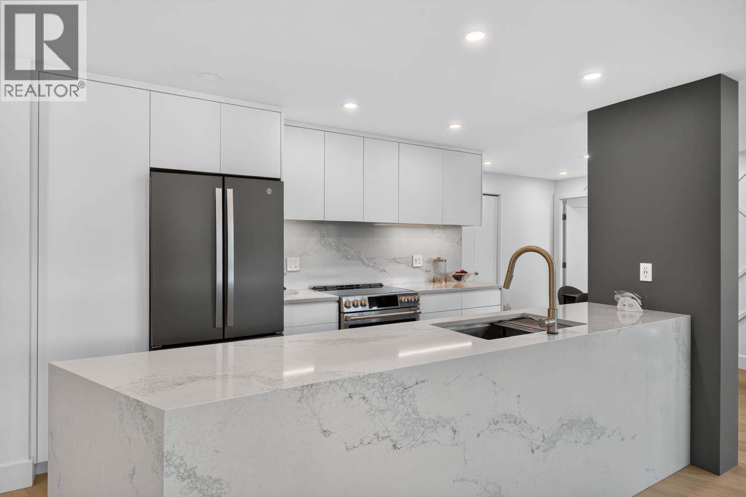 903 995 ROCHE POINT DRIVE