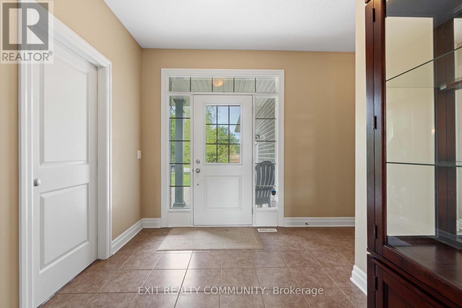 598 BENNETT CRESCENT - Photo 4