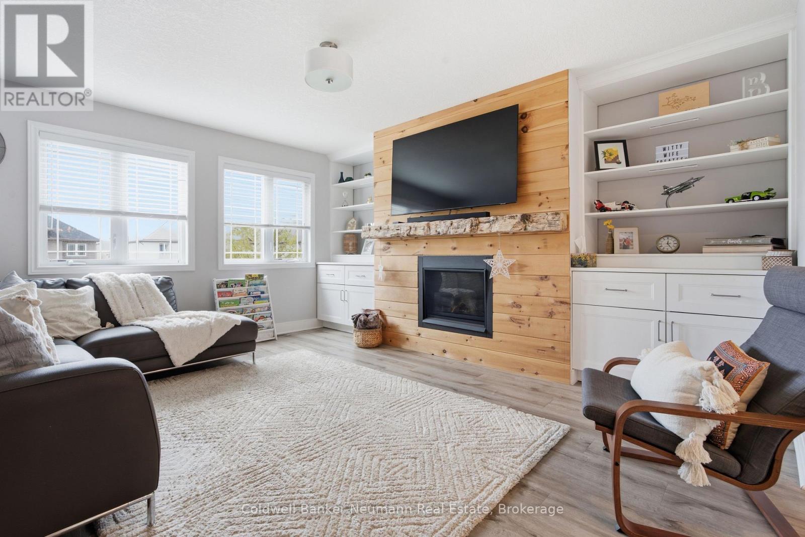 110 OAKES CRESCENT